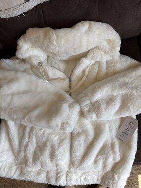 Time and Tru Plush White Hooded Puffer Jacket